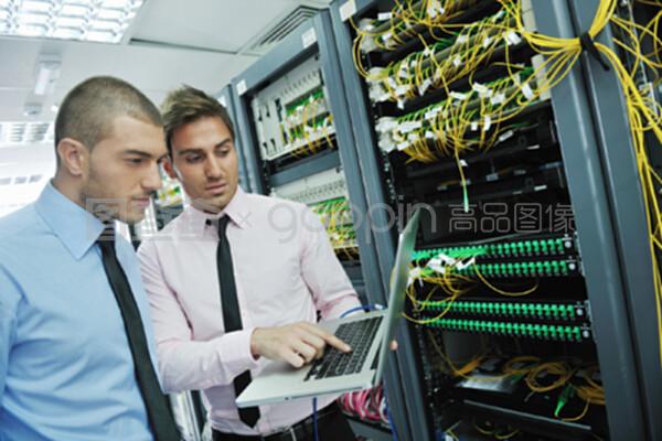 网络服务器室里的网络工程 构建数字化时代的基石